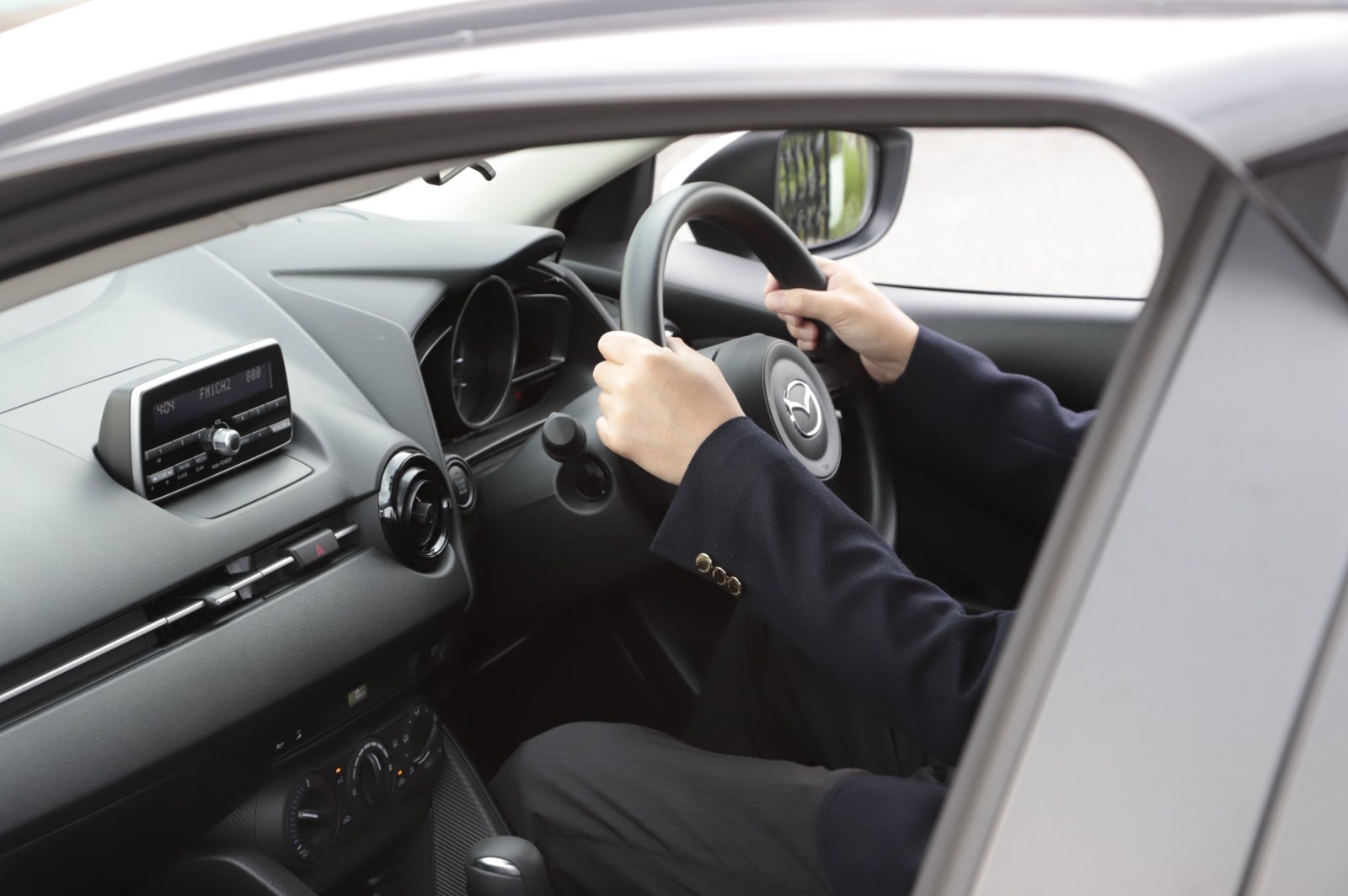 運転席でハンドルを握る様子