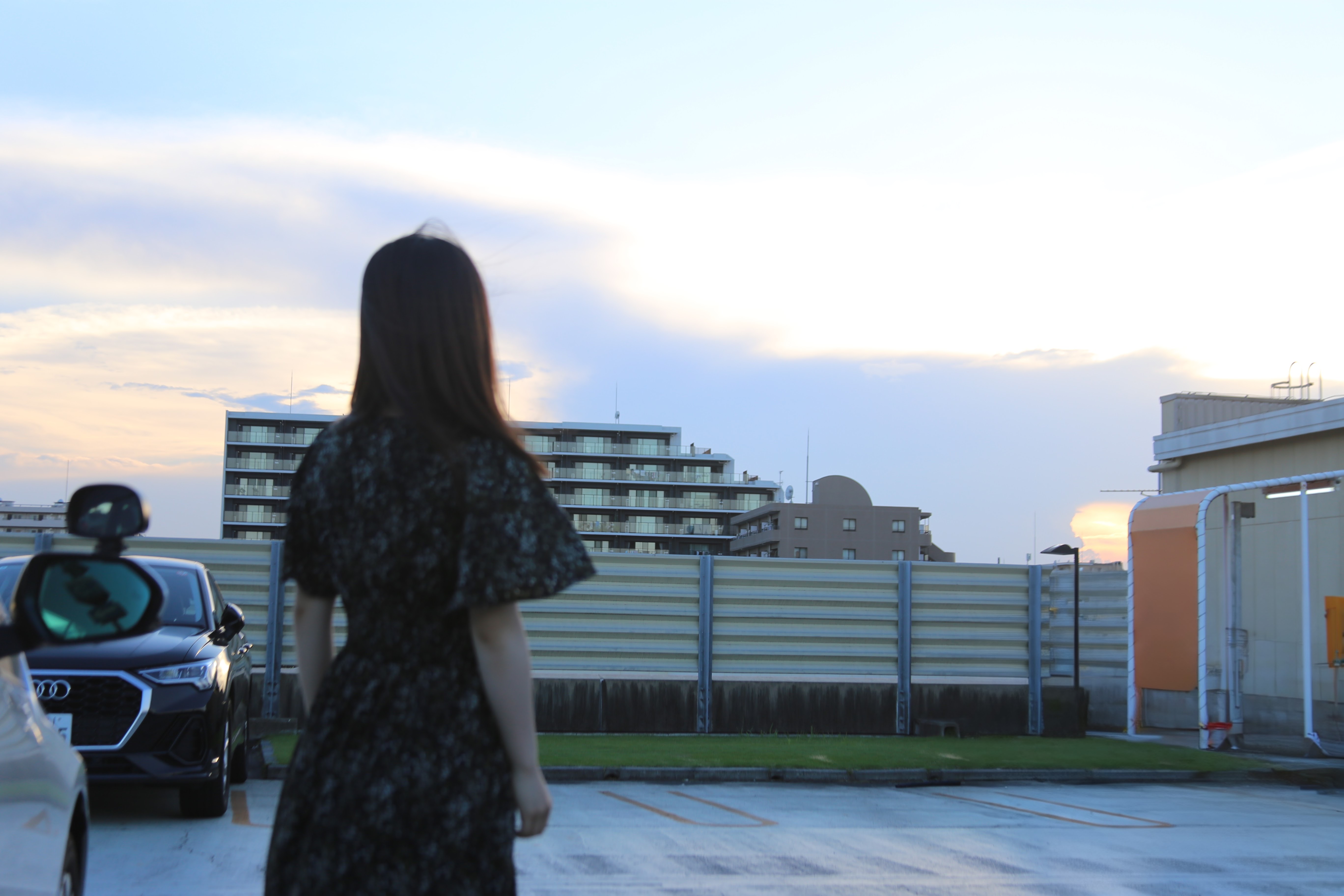 夕暮れの中、そっと背中を押すような雰囲気の写真